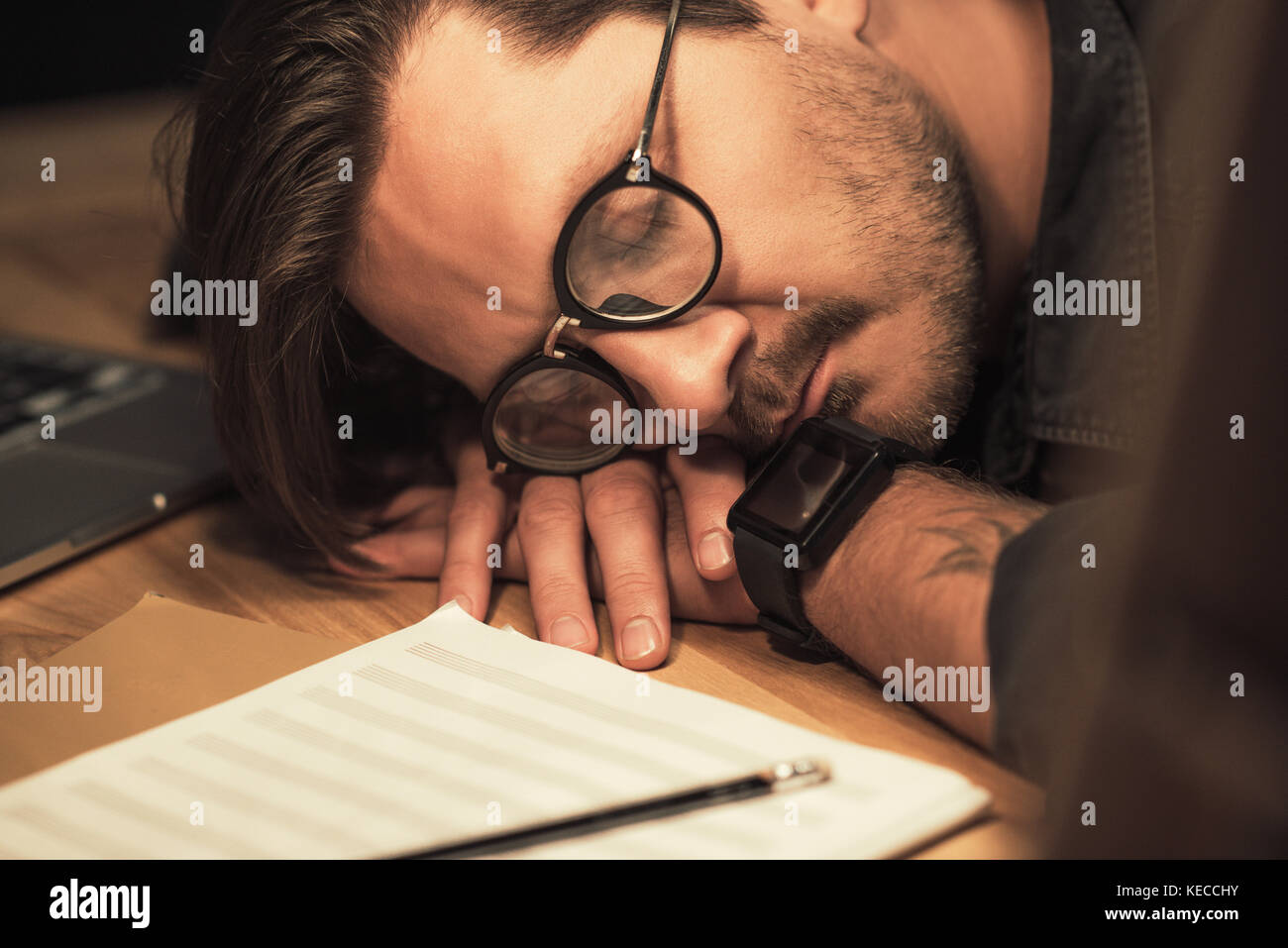 Musiker schlafen am Arbeitsplatz Stockfoto