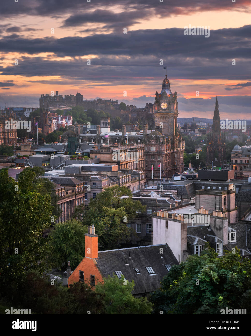 Blick auf Edinburgh von Calton Hill bei Sonnenuntergang, Schottland, Vereinigtes Königreich Stockfoto
