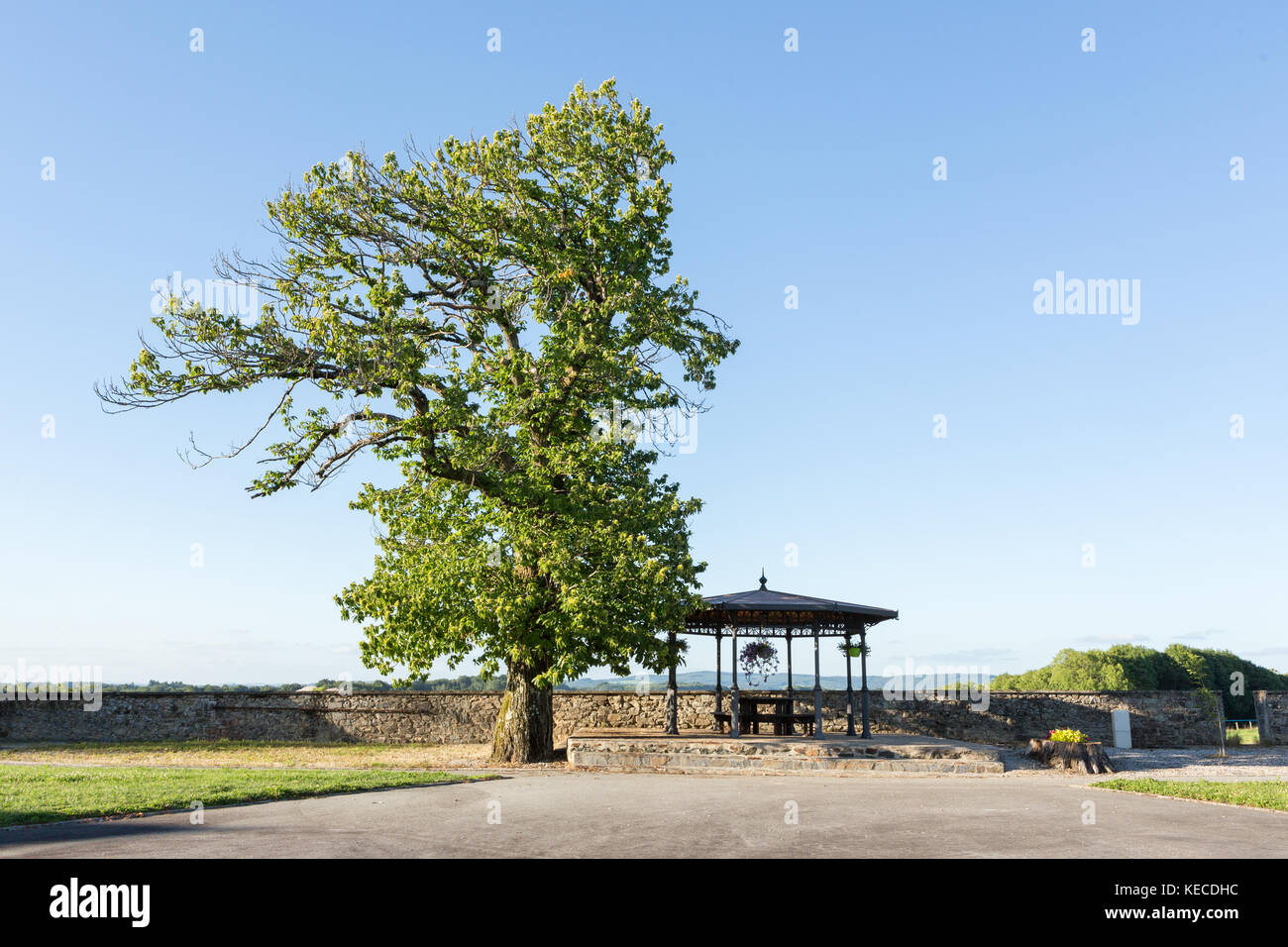 Masseret, Frankreich - 28. JUNI 2017: Musik Kiosk neben einem großen Kastanienbaum. Stockfoto