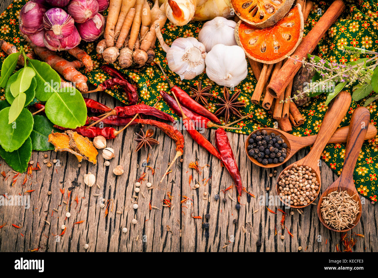 Auswahl an Thai food Zutaten zum Kochen. Red Curry Paste Zutaten der  thailändischen beliebte Speisen auf rustikalen Holzmöbeln Hintergrund.  Gewürze Zutaten Chili, p Stockfotografie - Alamy