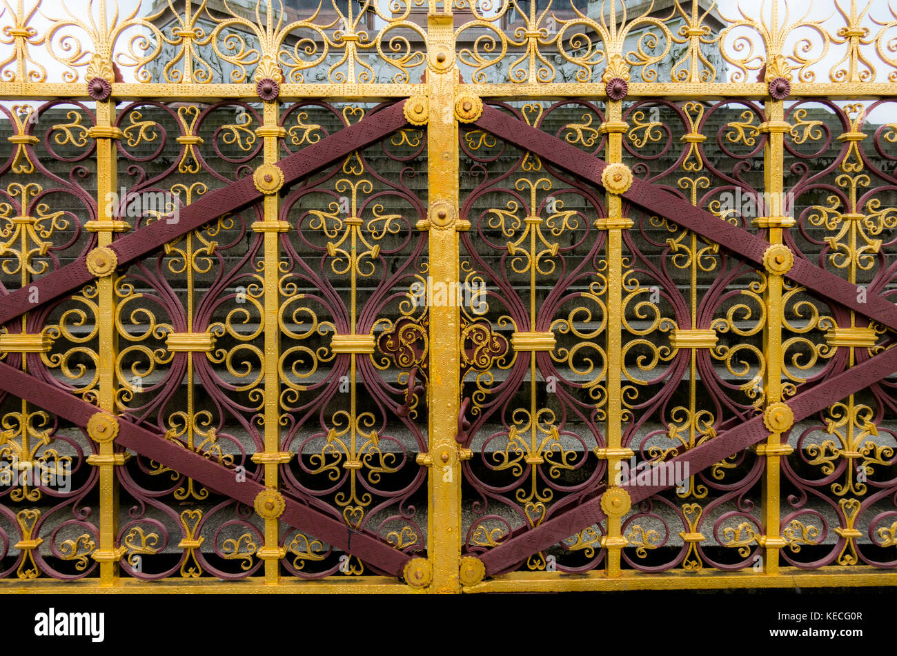 Dekorativ vergoldete Bügeleisen perimeter Geländer, rund um das historische Albert Memorial, in Kensington Gardens, London W2, England, UK. Stockfoto