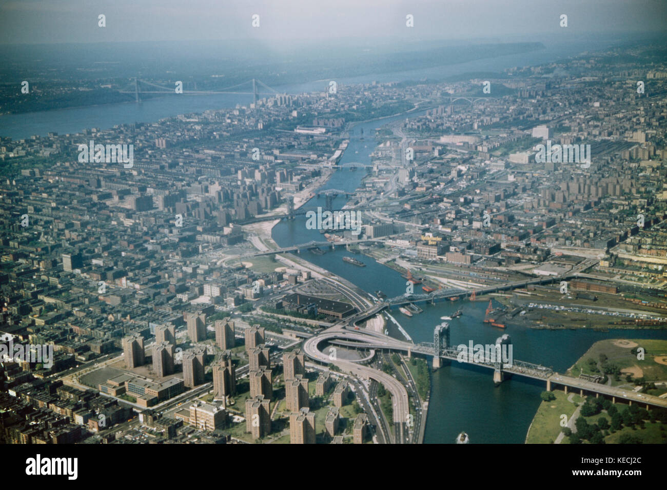 Hohe Betrachtungswinkel von Königinnen, Bronx und Manhattan, den East River und Hudson River, New York City, New York, USA, August 1959 Stockfoto