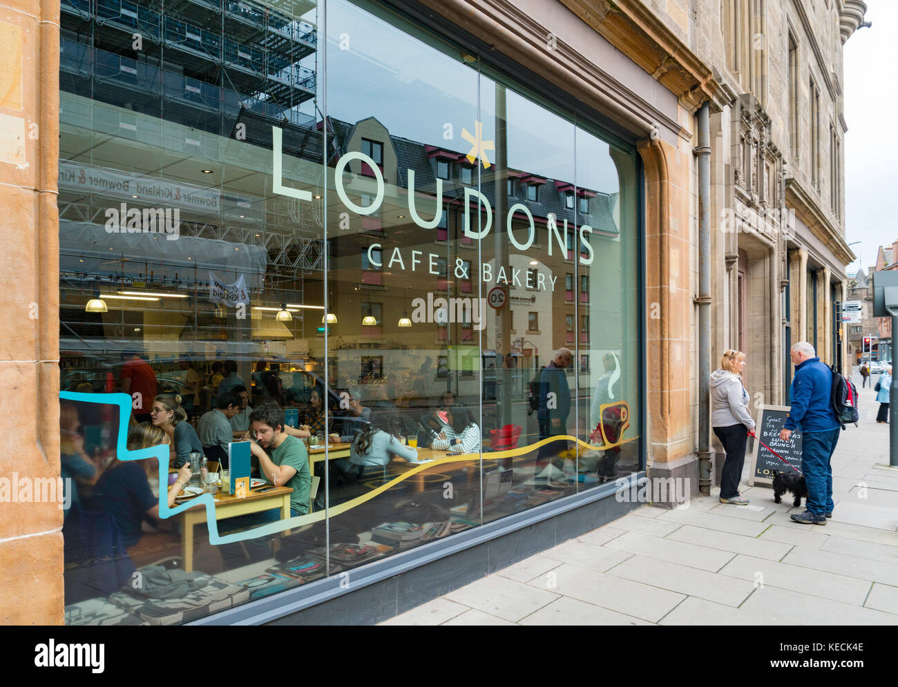 Außenansicht des Loudons Cafés im Fountainbridge Bezirk von Edinburgh, Schottland, Großbritannien Stockfoto