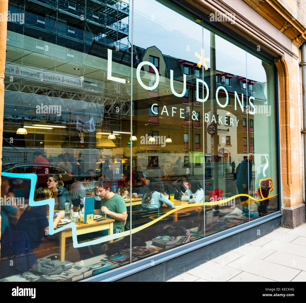 Außenansicht des Loudons Cafés im Fountainbridge Bezirk von Edinburgh, Schottland, Großbritannien Stockfoto