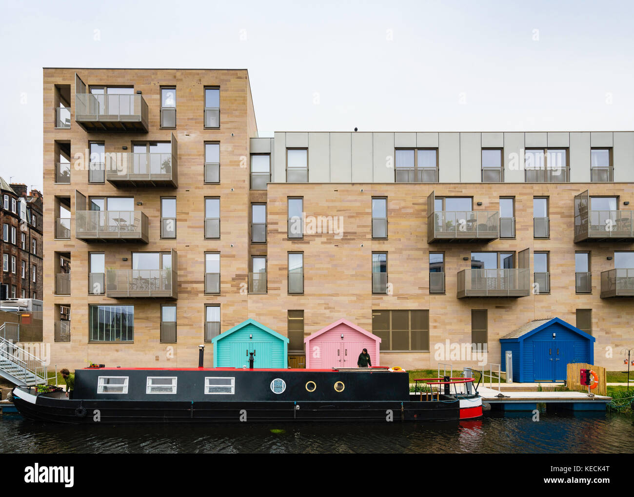 Moderner neuer Apartmentblock auf der Horne Terrace neben dem Union Canal im neu gestalteten Stadtteil Fountainbridge in Edinburgh, Schottland, Großbritannien. Stockfoto