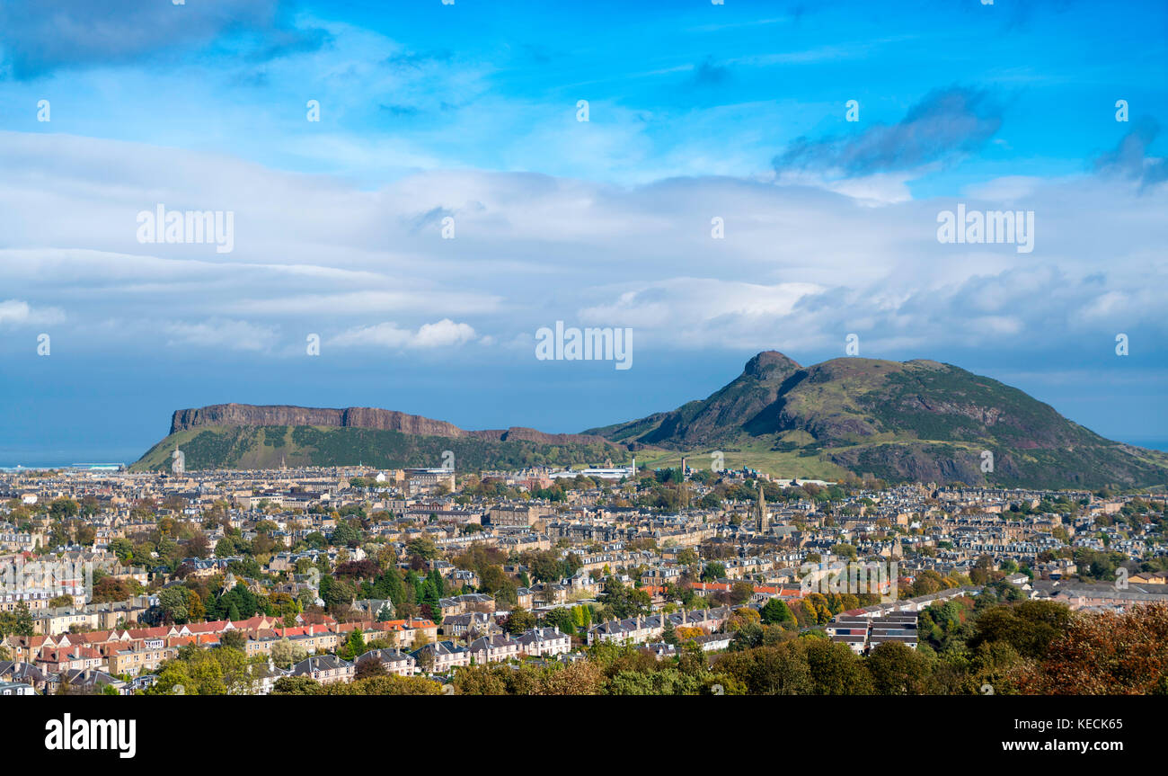 Blick auf Salisbury Crags und Arthur's Seat Hill mit Blick auf Edinburgh, Schottland, Großbritannien Stockfoto
