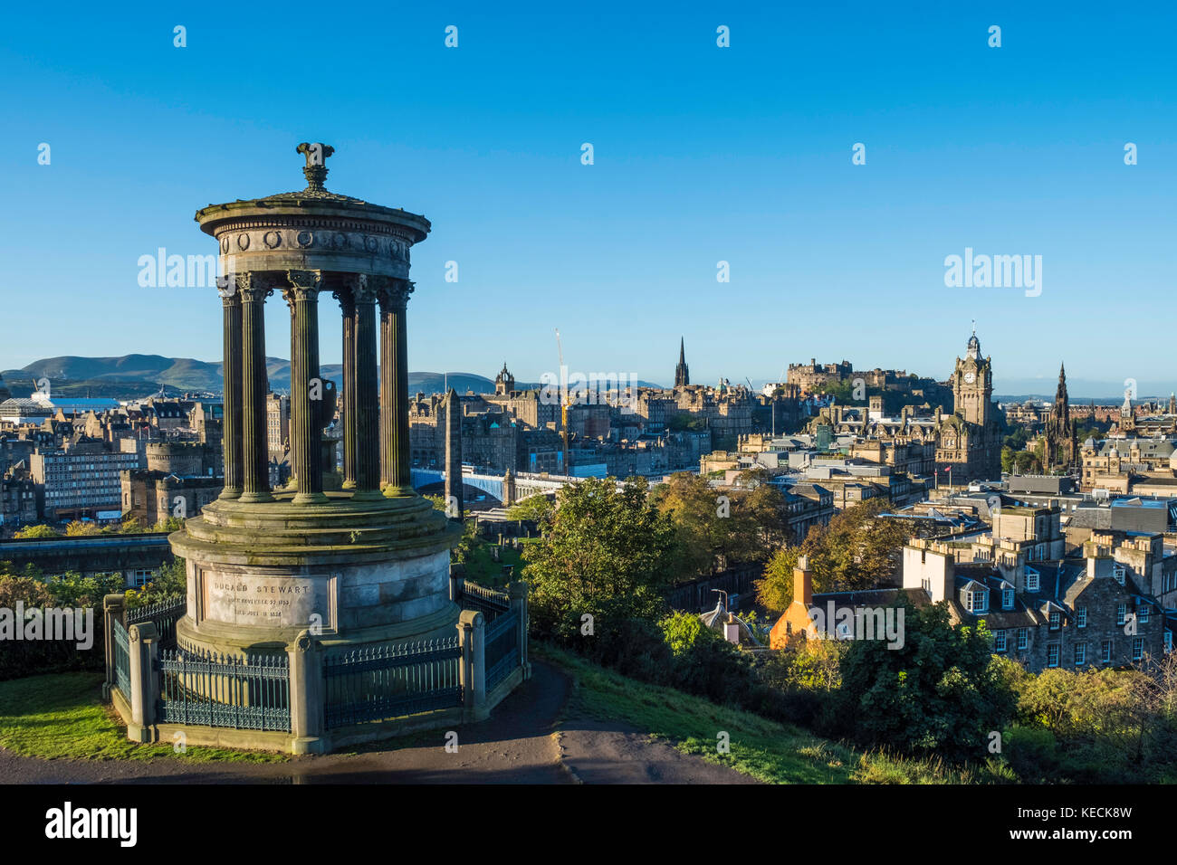 Skyline von Edinburgh von Calton Hill in der frühen Morgensonne, Schottland, Großbritannien. Stockfoto