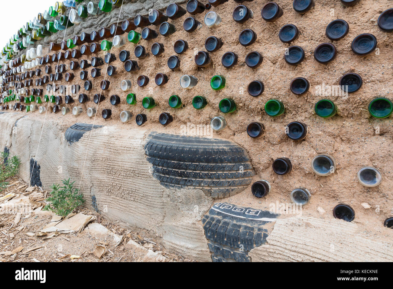 Glasflaschen und gebrauchte Reifen für den Bau der erdschiffwand, Greater World Earthship Community, in der Nähe von Taos, New Mexico, USA Stockfoto