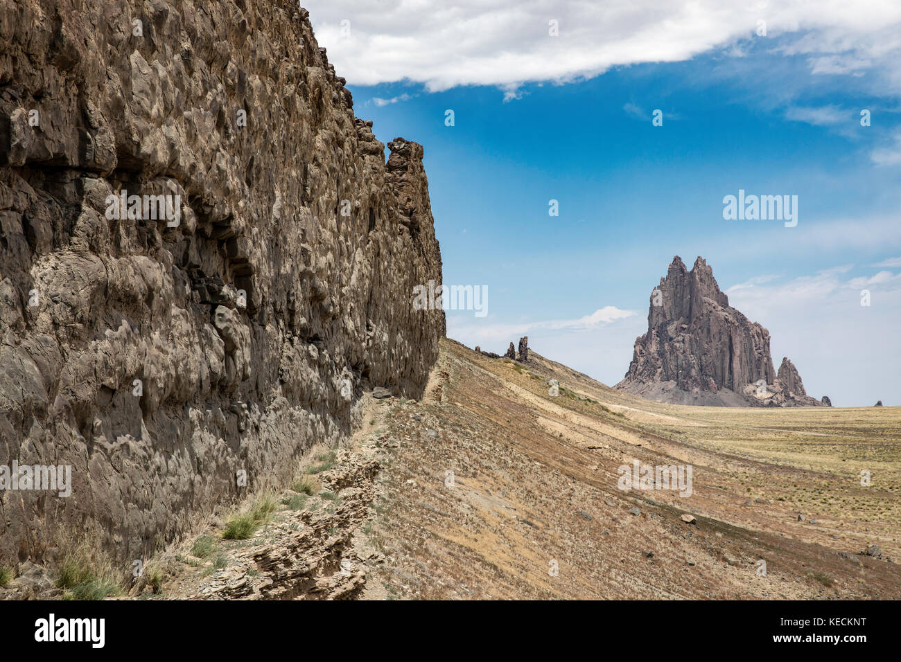 Ein Deich der lamprophyre führt bis zu Shiprock, einem vulkanischen Plug, New Mexico, USA Stockfoto