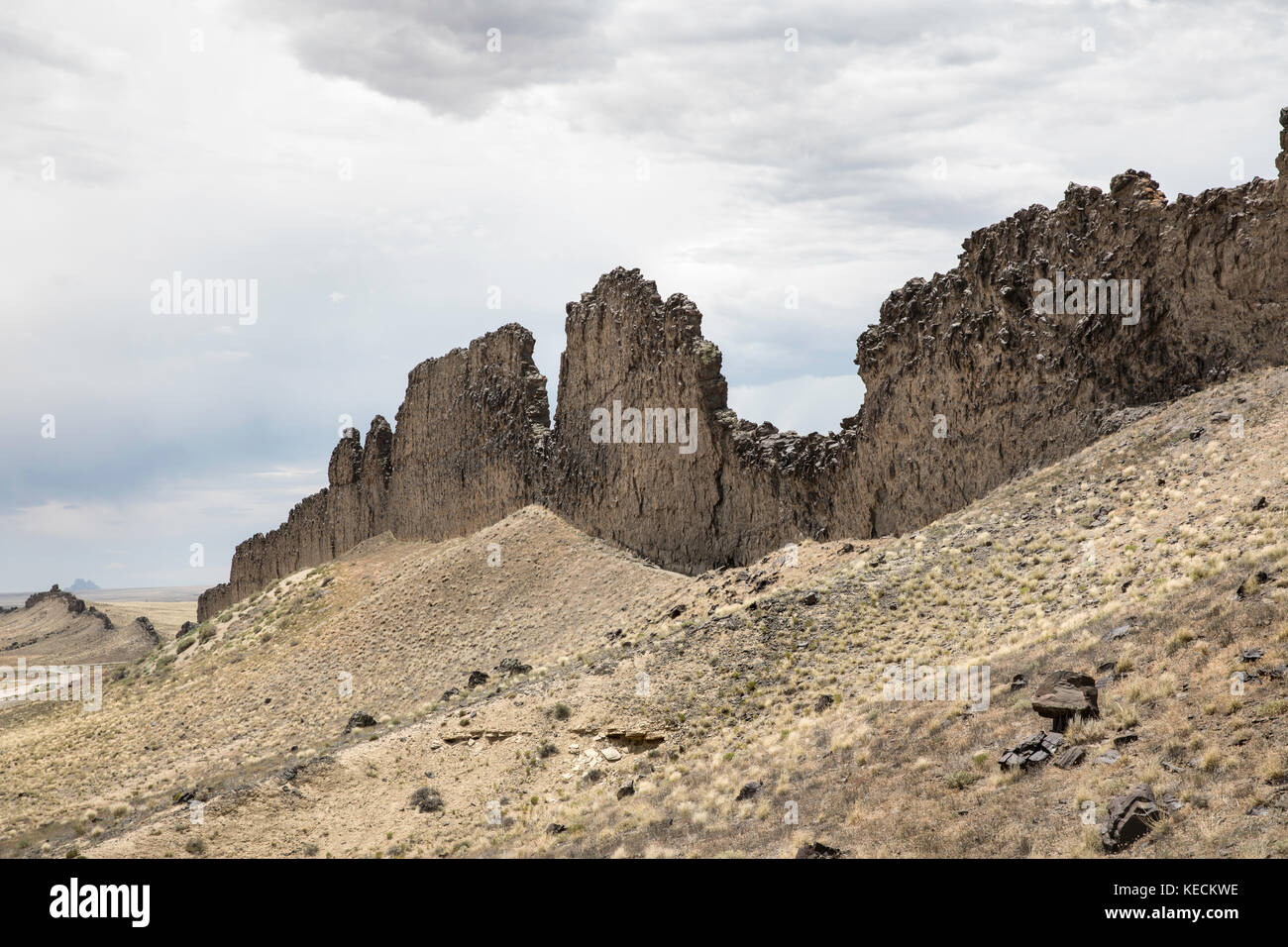 Ein Deich der lamprophyre führt bis zu Shiprock, einem vulkanischen Plug, New Mexico, USA Stockfoto