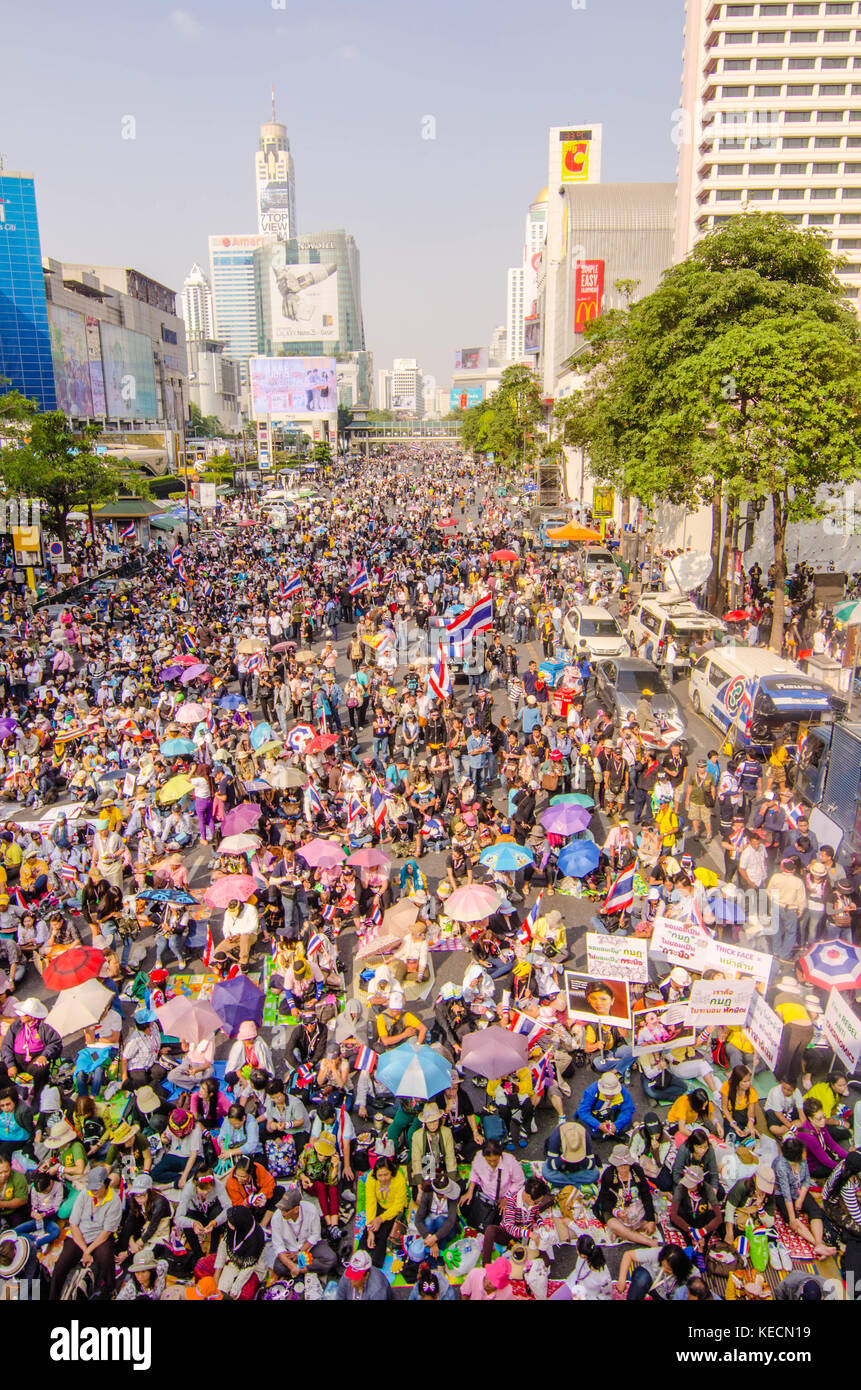 Thailand Proteste. rote Hemden im Vergleich zu den gelben Hemden Stockfoto