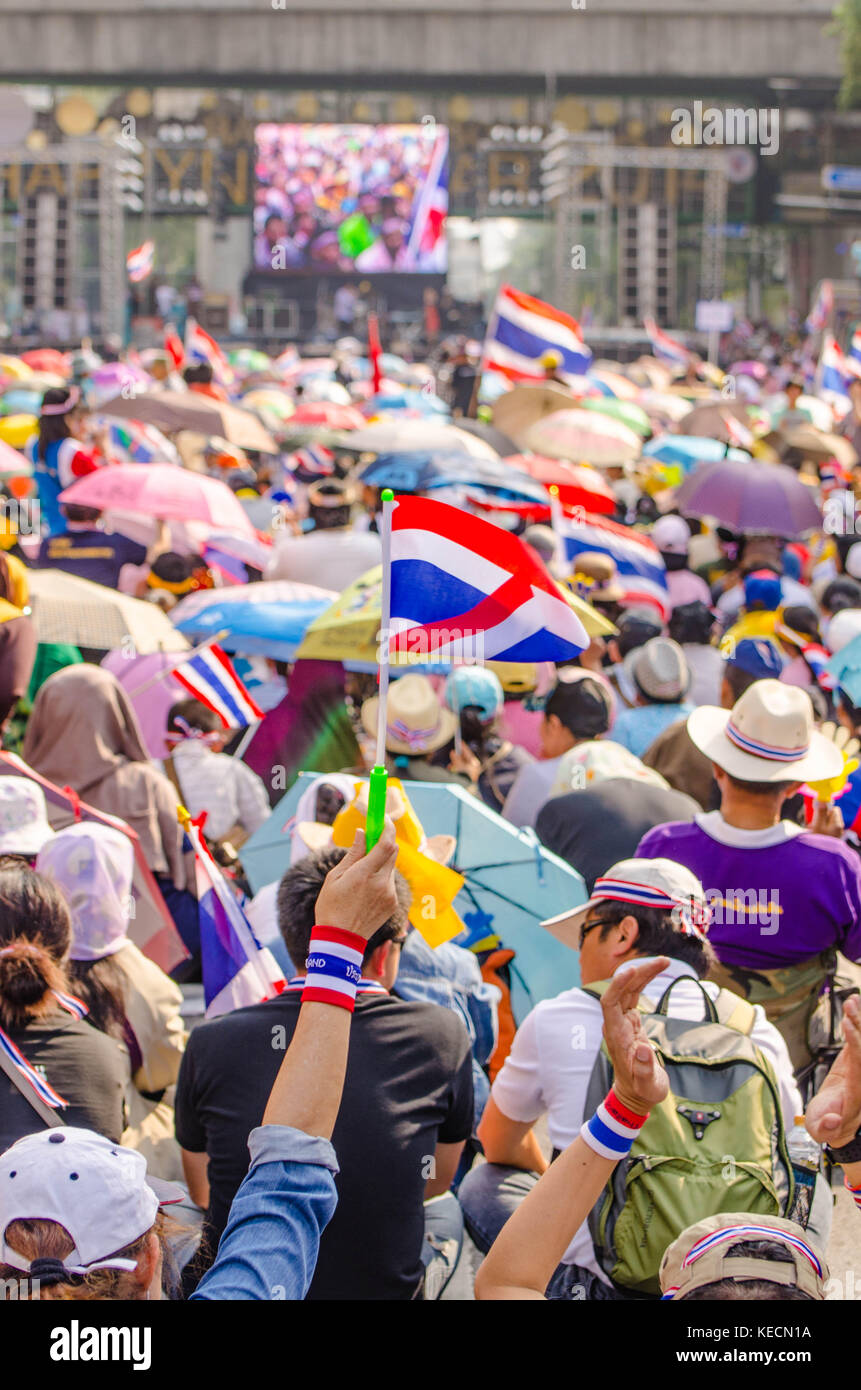 Thailand Proteste. rote Hemden im Vergleich zu den gelben Hemden Stockfoto