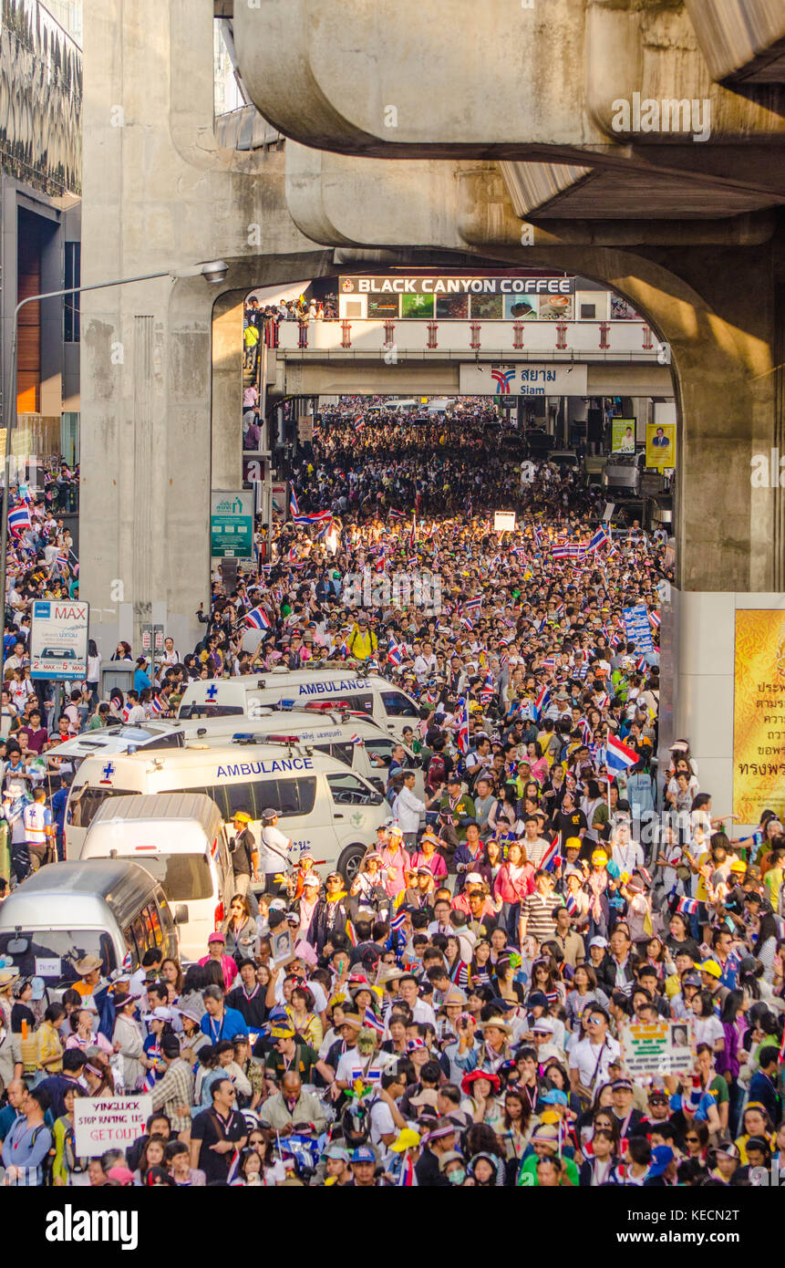 Thailand Proteste. rote Hemden im Vergleich zu den gelben Hemden Stockfoto