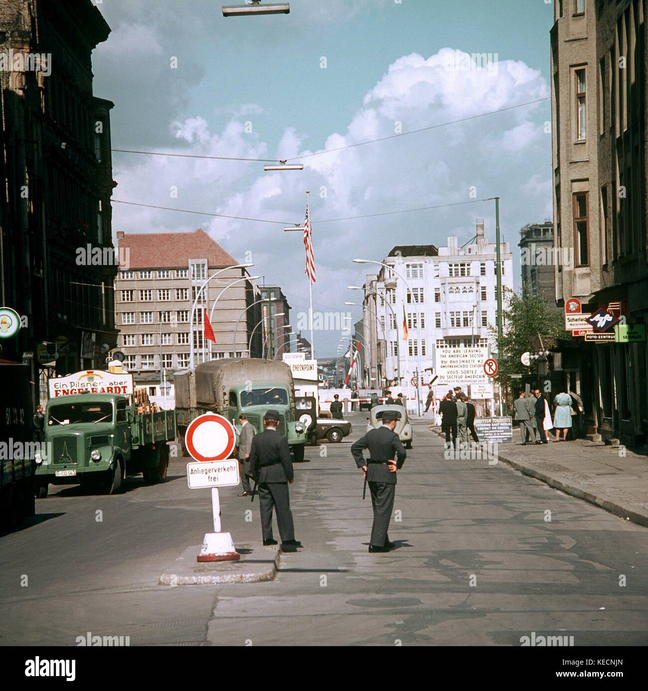 Blick auf den Grenzübergang Bahnhof Friedrichstraße in Berlin, Deutschland, Anfang der 60er Jahre. | Verwendung weltweit Stockfoto