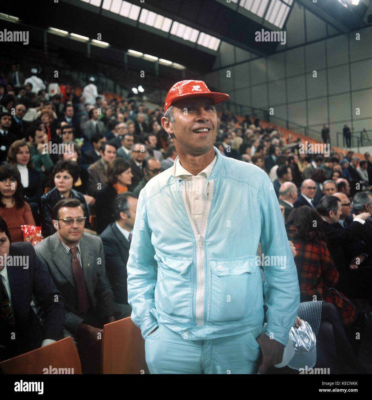 Der französische Modedesigner André Courrèges erstellt die Kleidung für