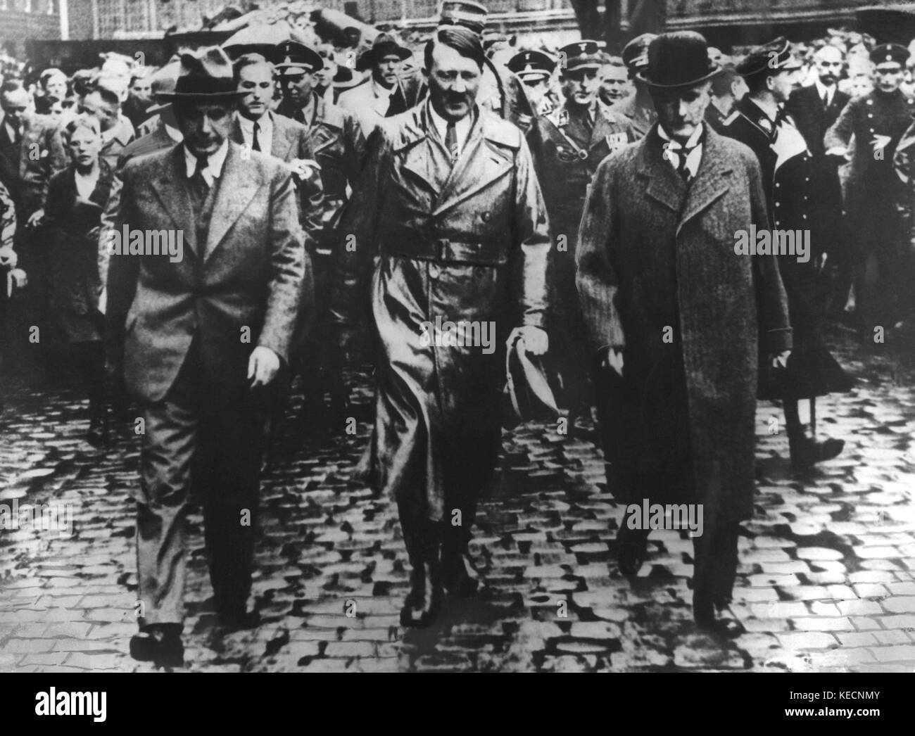 Deutsche industrielle Gustav Krupp von Bohlen und Halbach (r) und Adolf Hitler (m) bei einem Besuch der Krupp in Essen. | Verwendung weltweit Stockfoto