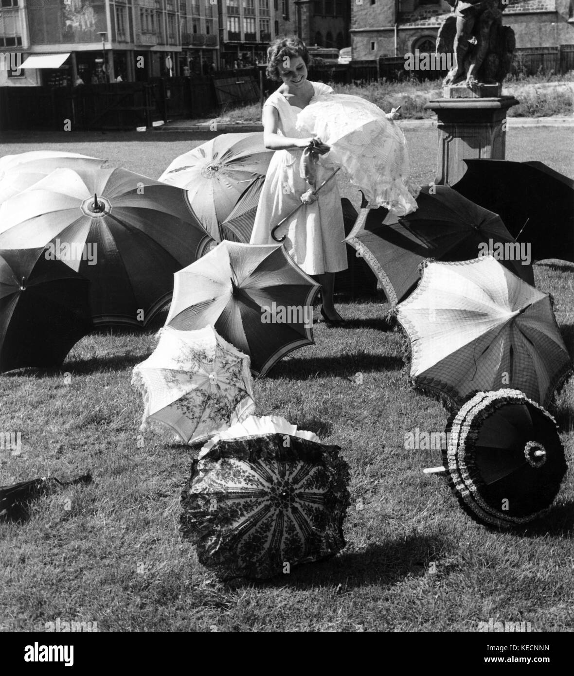 Wertvolle Sonnenschirme aus dem 19. Jahrhundert wurden restauriert und sind in den Garten des Historischen Museum in Frankfurt am Main (Hessen, Deutschland) am 8. August 1959. | Verwendung weltweit Stockfoto