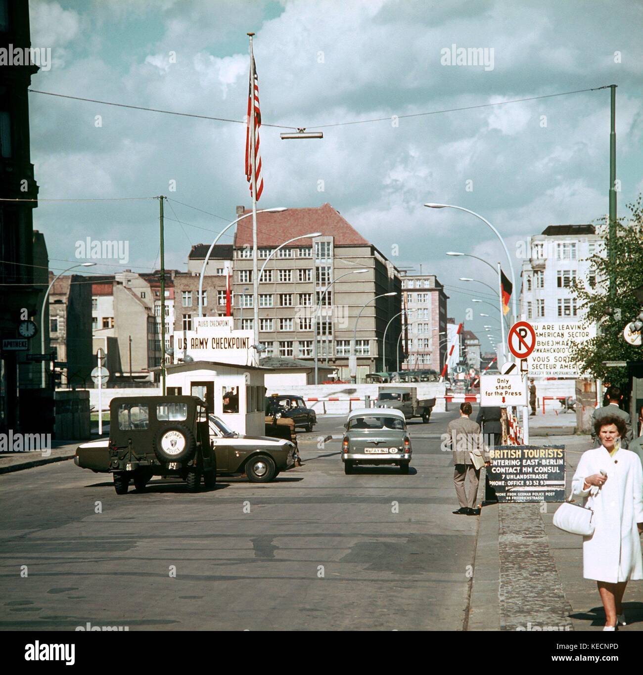 Blick auf den Grenzübergang Bahnhof Friedrichstraße in Berlin, Deutschland, Anfang der 60er Jahre. | Verwendung weltweit Stockfoto