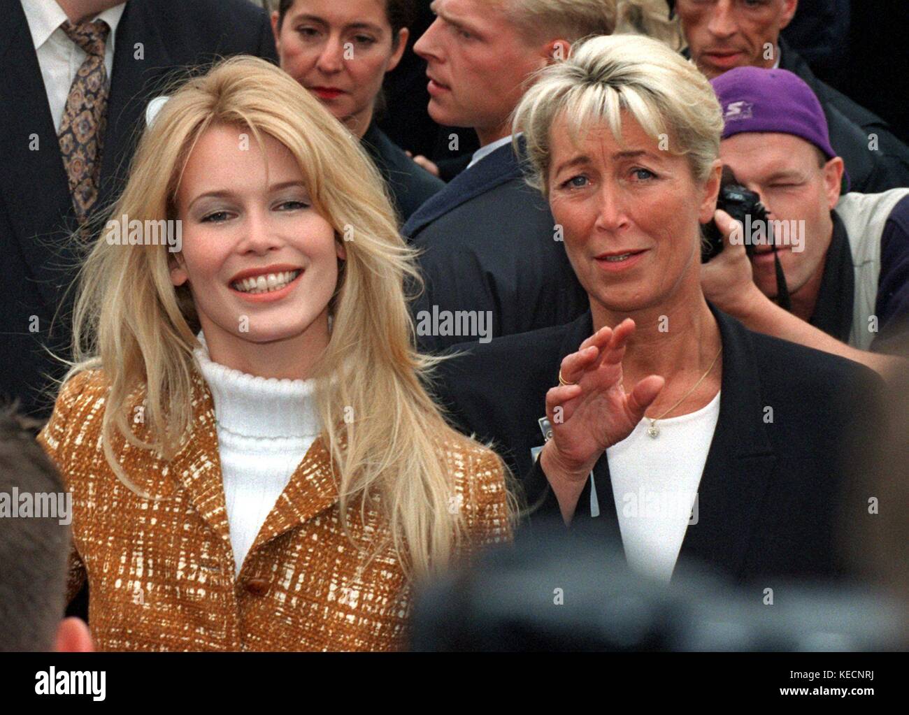 Das deutsche Models Claudia Schiffer mit ihrer Mutter bei der Eröffnung eines Freizeitparks in Bottrop-Kirchhellen (Nordrhein-Westfalen) am 29. Juni 1996. | Nutzung weltweit Stockfoto