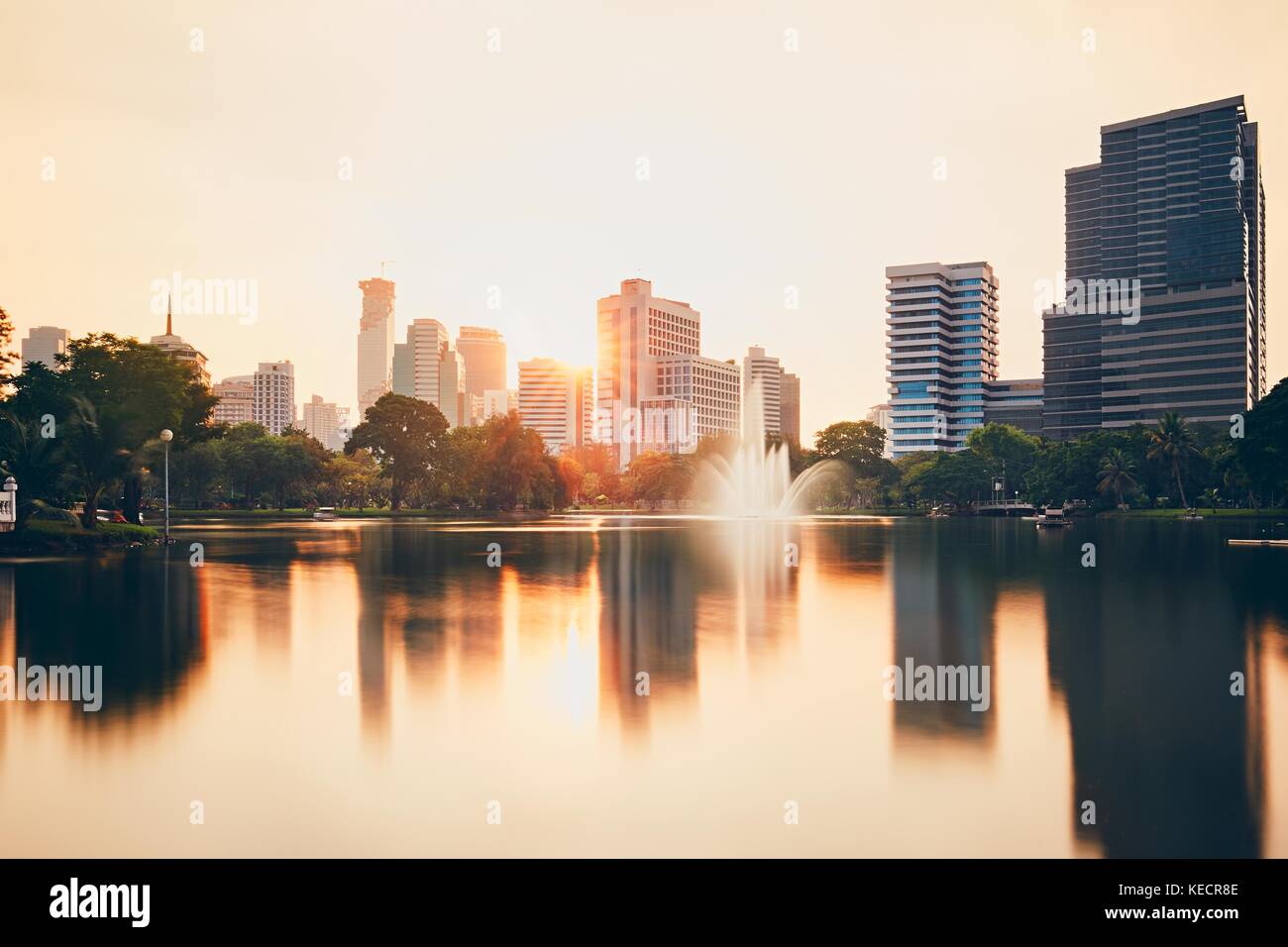 Städtischen Skyline von Bangkok mit Reflexion im Wasser auf den Sonnenuntergang. Stockfoto