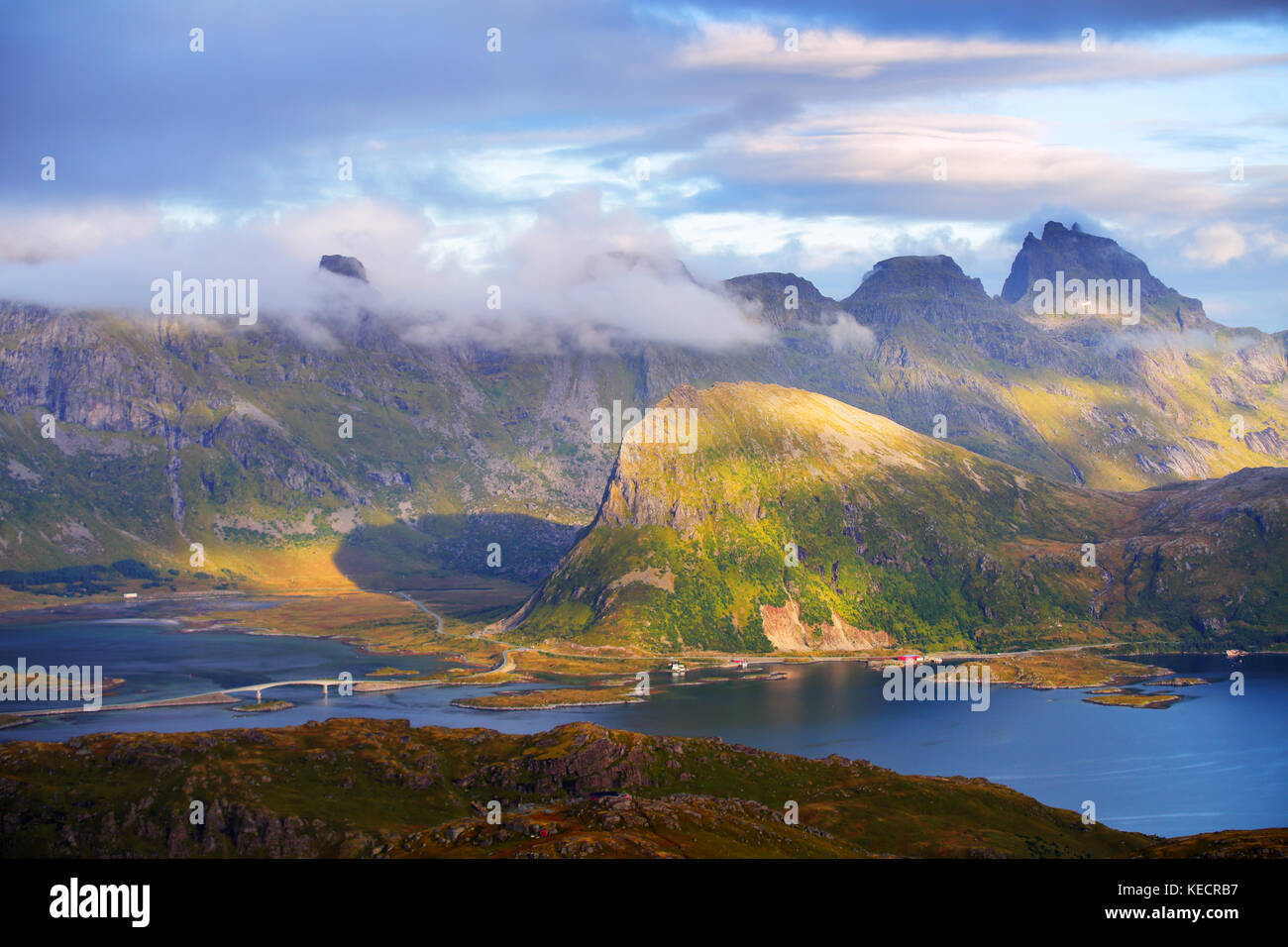 Norwegen Fjord von oben an einem sonnigen Tag. schönen Sommer Landschaft. Stockfoto