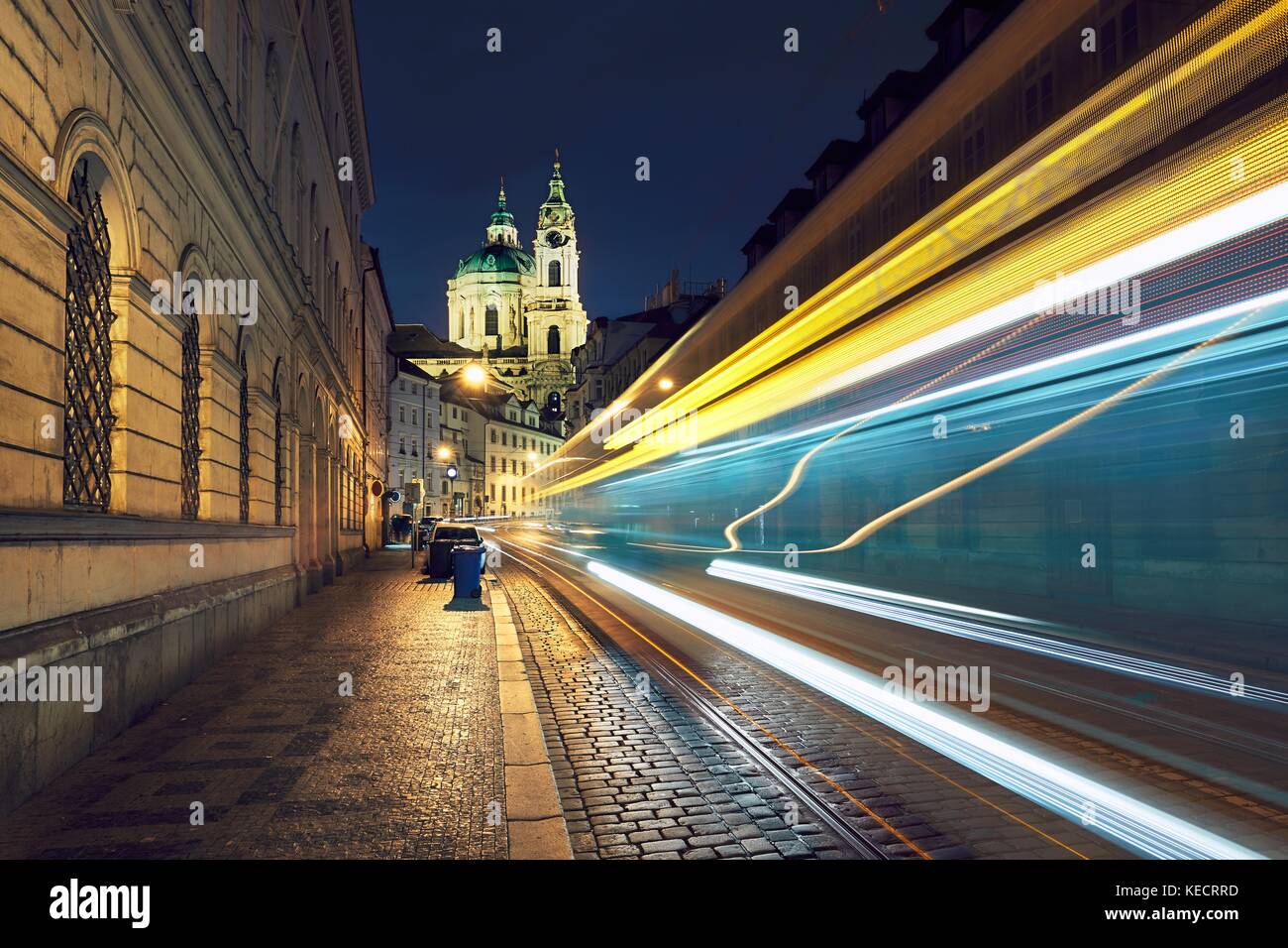 Nacht der Verkehr auf der alten Straße in der Nähe der Kirche des Heiligen Nikolaus in Prag, Tschechische Republik. Stockfoto