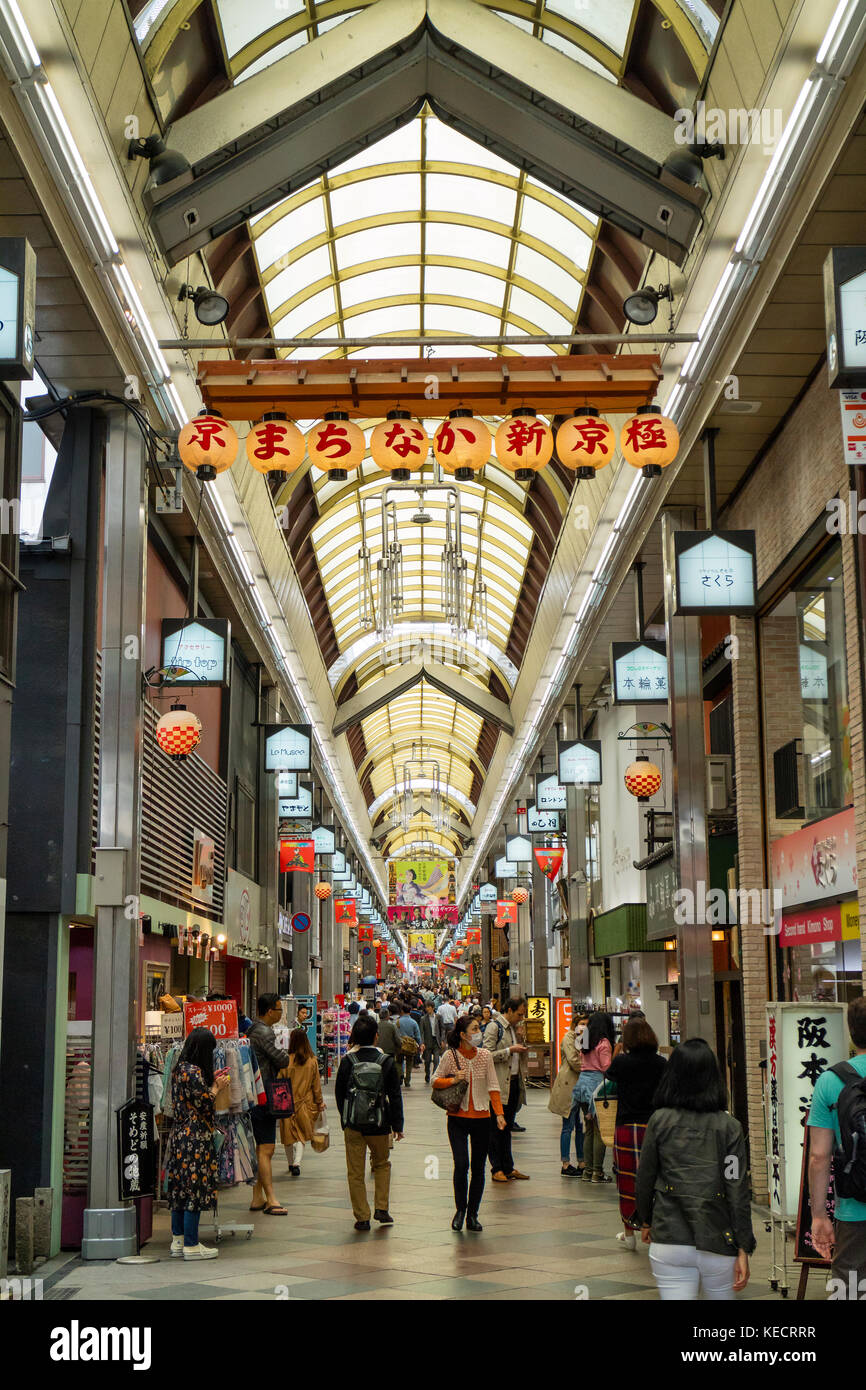 Kyoto, Japan - 17. Mai 2017: Fußgänger gehen in der Shin kyogoku Einkaufspassage in Kyoto. Stockfoto