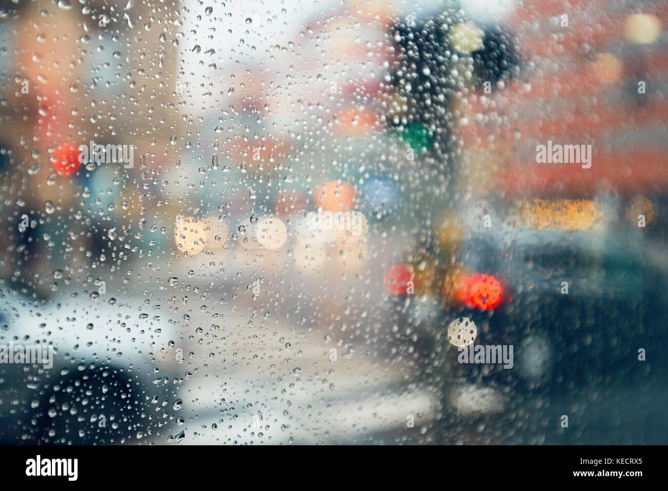 Schlechtes Wetter in der Stadt. Blick durch Regentropfen auf dem Fenster. Stockfoto