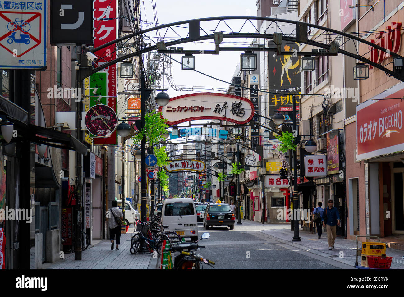 Hiroshima, Japan - 23. Mai 2017: Einkaufsstraße mit Restaurants und Zeichen der Innenstadt von Hiroshima Stockfoto