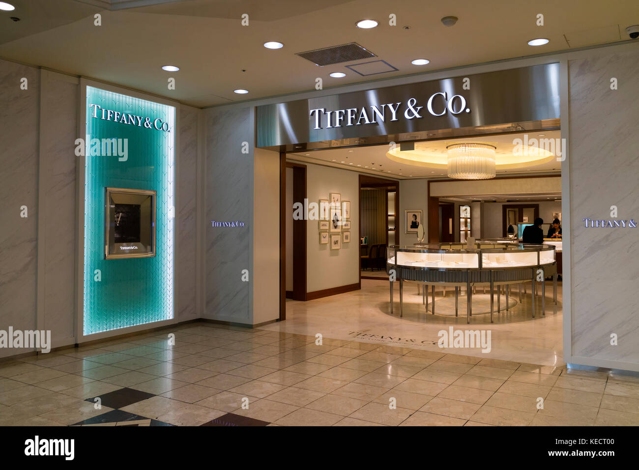 Hiroshima, Japan - 23. Mai 2017: Vor dem Juweliergeschäft Tiffany & Co in der Straße von Hiroshima Stockfoto