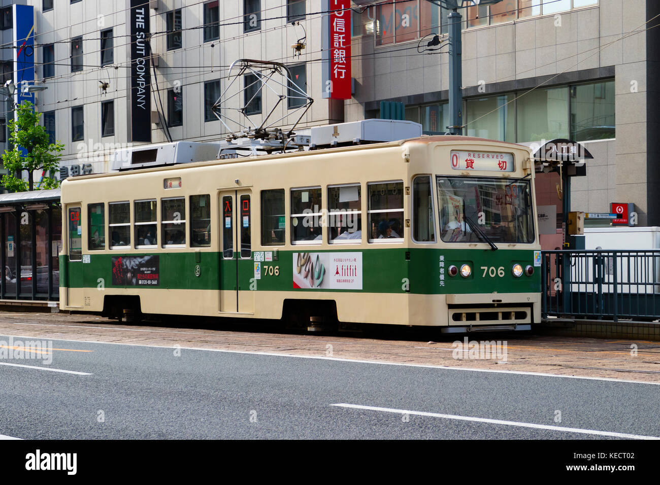 Hiroshima, Japan - 23. Mai 2017: Straßenbahn als öffentliche Verkehrsmittel in hatchobori Straße in Hiroshima Stockfoto