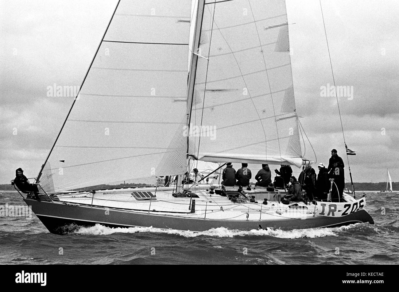 AJAXNETPHOTO. AUGUST 1979. SOLENT, ENGLAND. - ADMIRAL'S CUP - SILBERNER MONDAPFEL (SCHWEIZ) (IR 205) - B. GUTINGE & G. NOIDIN. FOTO: JONATHAN EASTLAND/AJAX REF: Stockfoto