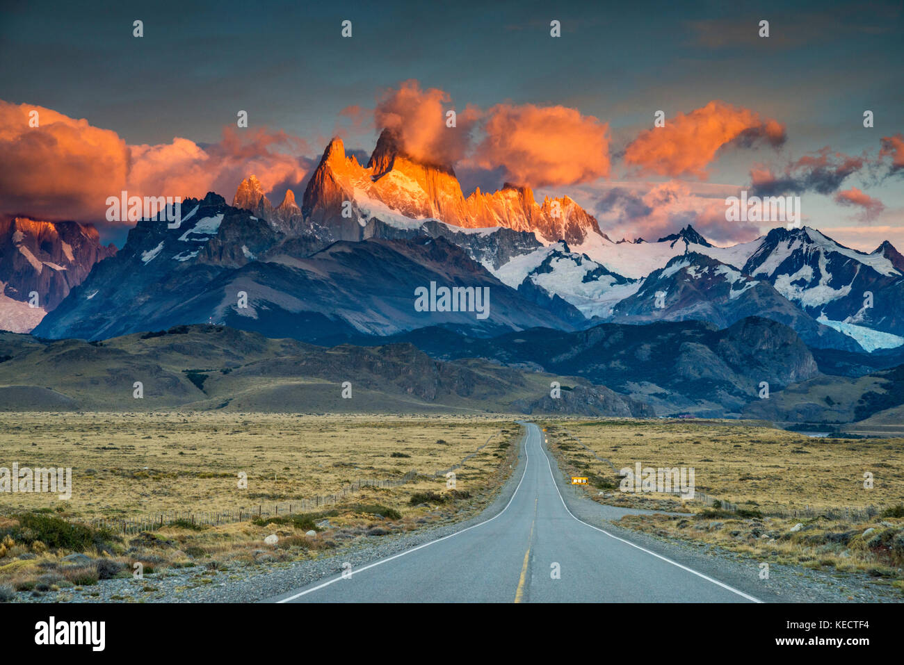 Cerro Fitz Roy Spektrum bei Sonnenaufgang, Anden, Nationalpark Los Glaciares, Straße nach El Chalten, Patagonien, Argentinien Stockfoto