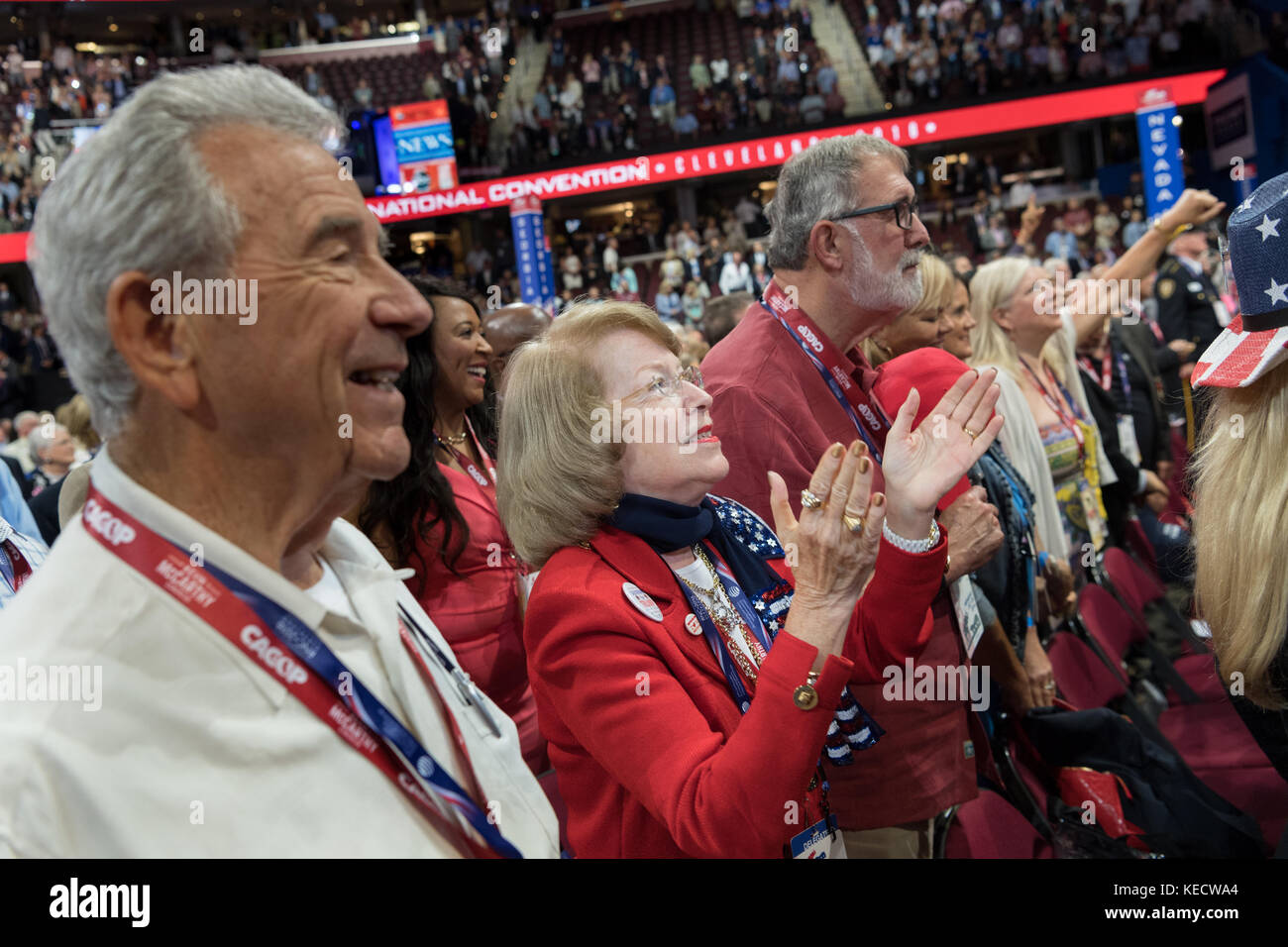 Eine gop Delegierte applaudieren während der Republican National Convention, 20. Juli 2016 in Cleveland, Ohio. Stockfoto