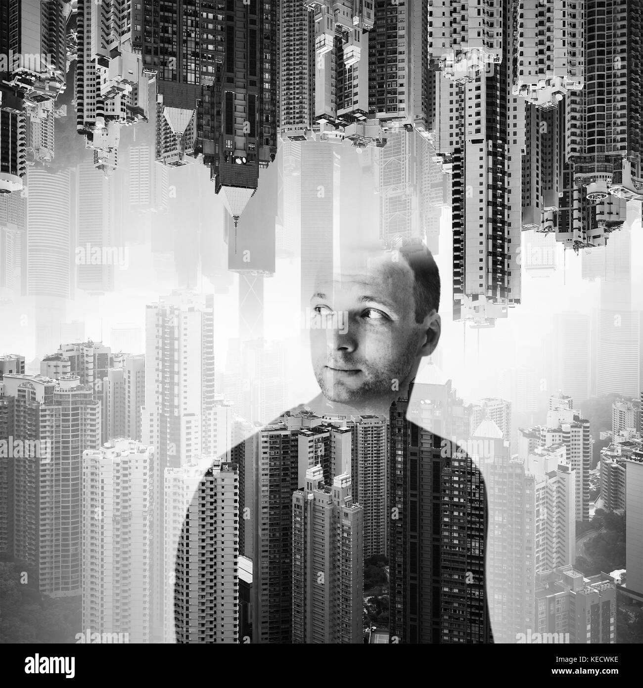 Double Exposure Konzept Collage. jungen europäischen Mann über moderne Stadtbild Hintergrund, Schwarz und Weiß Foto Stockfoto