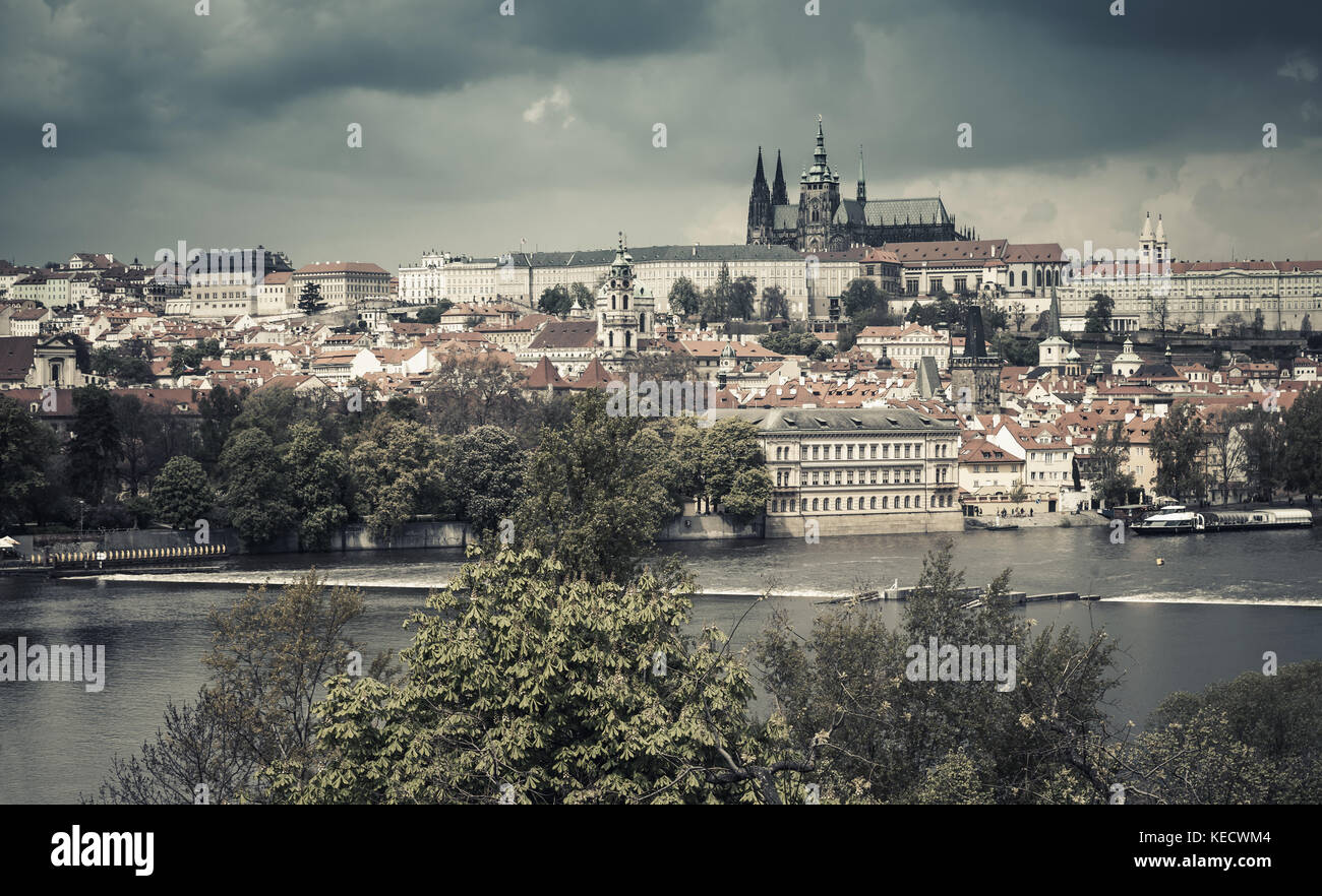 Panoramablick auf die Altstadt von Prag mit st. Vitus Kathedrale und der Karlsbrücke. stilisierte Foto mit Vintage Tonwertkorrektur Wirkung Stockfoto