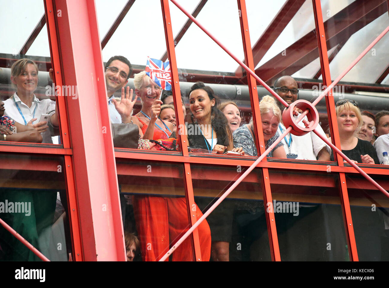 ***NO UK*** LONDON, ENGLAND - 23. JULI: Prinz William, Herzog von Cambridge und Catherine, Herzogin von Cambridge, verlassen Den Lindo Flügel mit ihrem neugeborenen Sohn am 23. Juli 2013 im St Mary's Hospital in London, England. Die Duchess of Cambridge hat gestern um 16.24 Uhr einen Jungen mit einem Gewicht von 8 lb 6 oz und Prinz William an ihrer Seite geboren. Das noch nicht benannte Baby steht an dritter Stelle in der Thronfolge und wird zum Prinz von Cambridge. Personen: Prince CHARLES CAMILLA PARKER BOWLES Transmission Ref: MNCUK1 Credit: Hoo-Me.com/MediaPunch Stockfoto