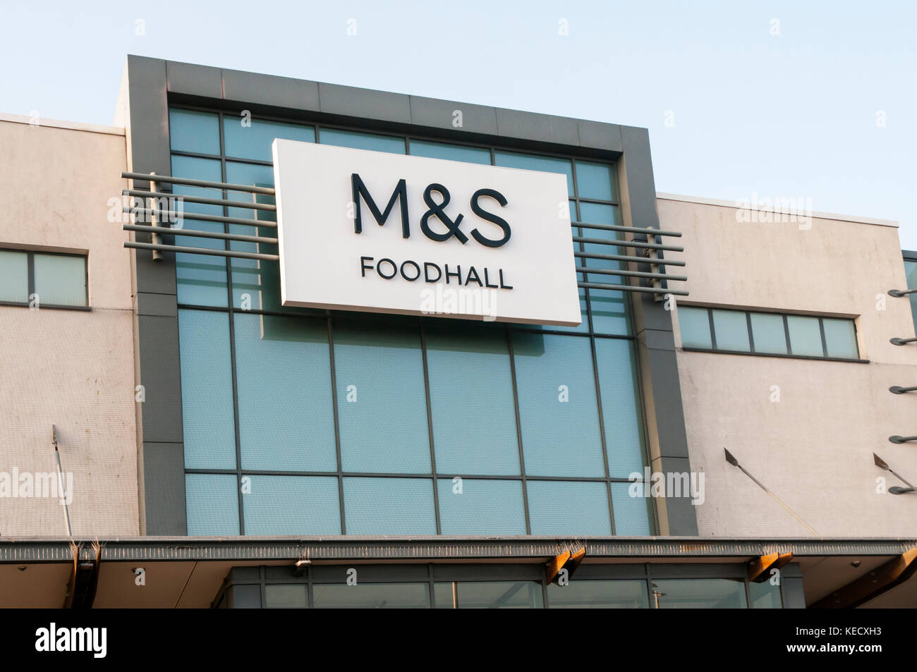 M&S Foodhall Zeichen auf einem großen Marks & Spencer shop Stockfoto