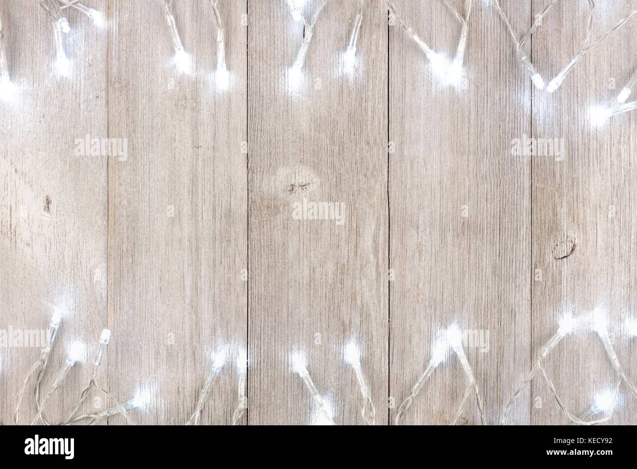 White Christmas lights doppelten Umrandung, oben Blick auf ein helles Grau Holz Hintergrund Stockfoto