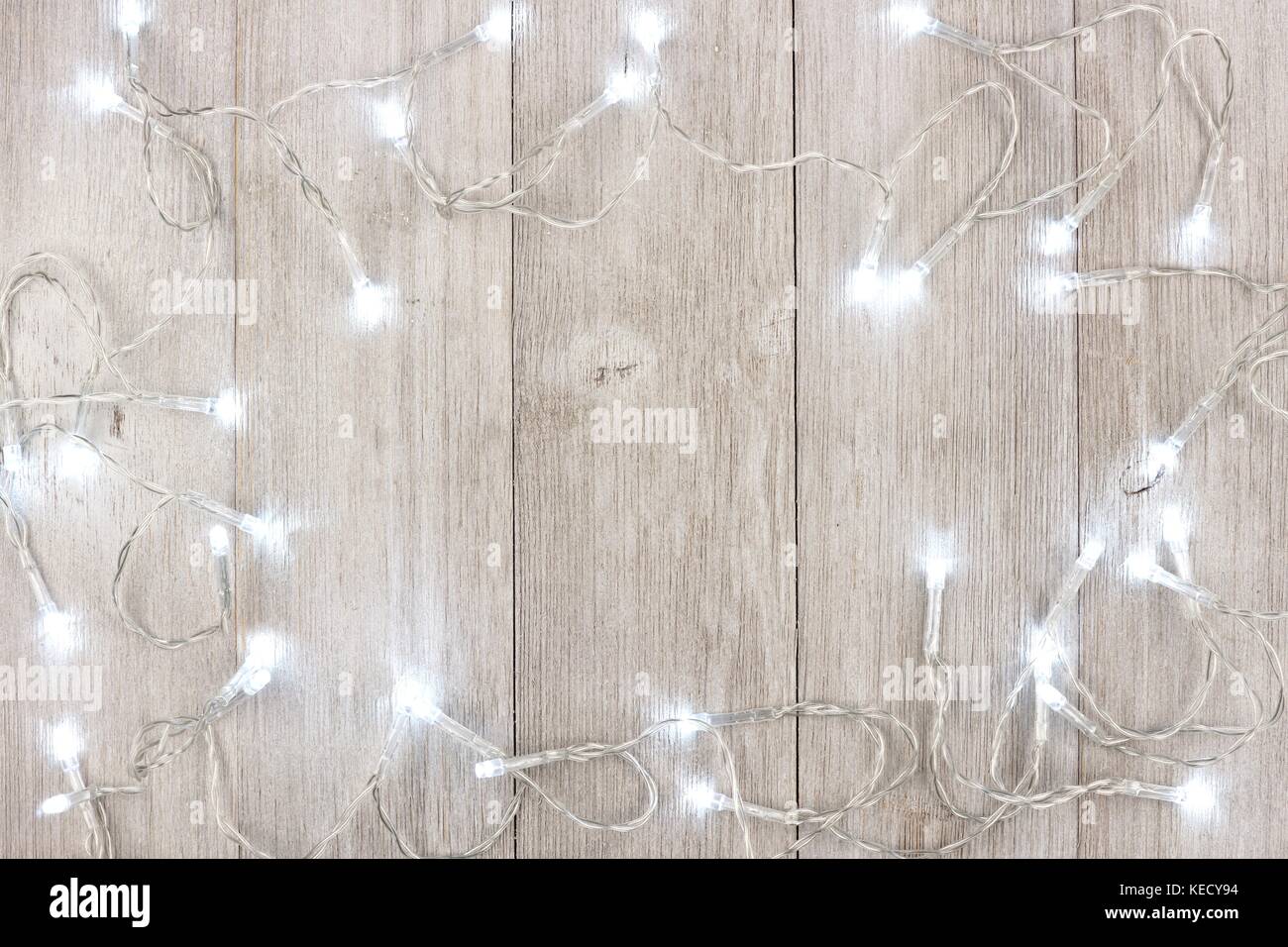 White Christmas lights Frame, oben Blick auf ein helles Grau Holz Hintergrund Stockfoto