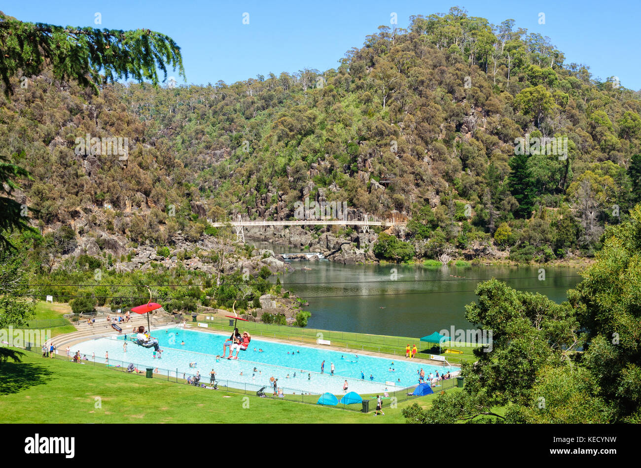 Das erste Becken in der Cataract Gorge finden verfügt über einen Swimmingpool, ein Sessellift und eine Fußgängerbrücke - launceston, Tasmanien, Australien Stockfoto