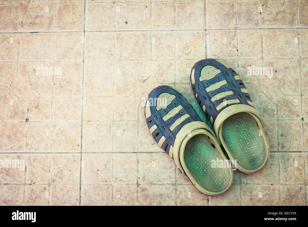 Alte Schuhe auf Zement Hintergrund Stockfoto