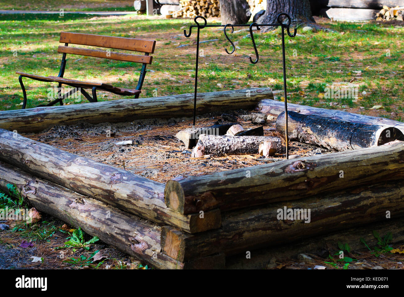 Eine Landschaft mit einem Bauernhof Szene und Camp Setup auf einem typischen Bauholz und Protokollierung Homestead Stockfoto
