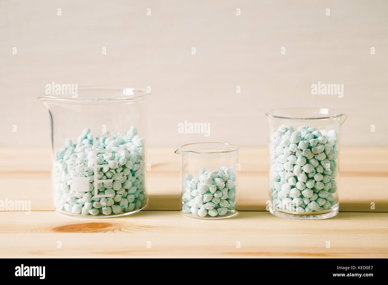 Wissenschaft Experiment, Labor Becher auf hölzernen Schreibtisch Stockfoto