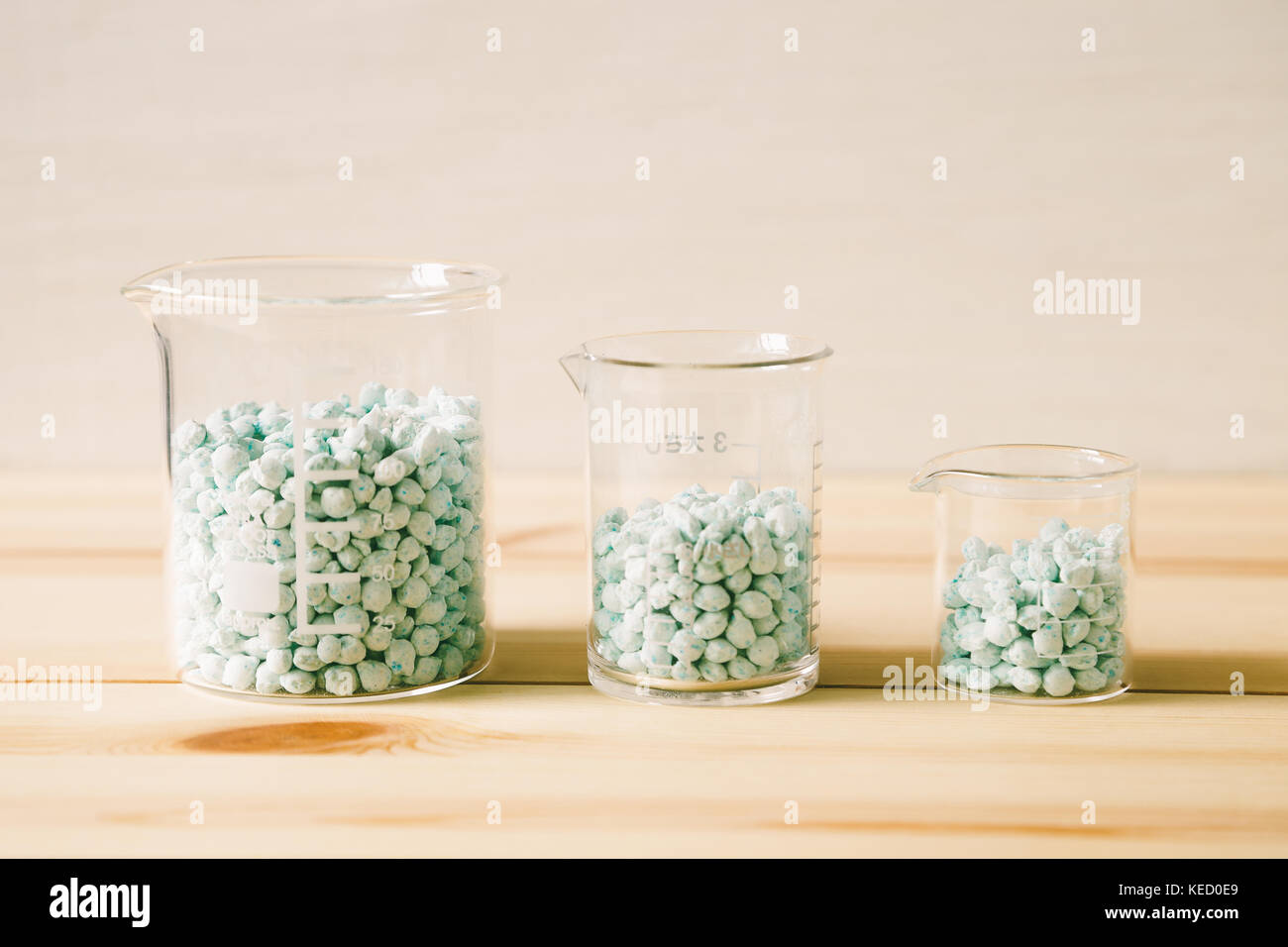 Wissenschaft Experiment, Labor Becher auf hölzernen Schreibtisch Stockfoto