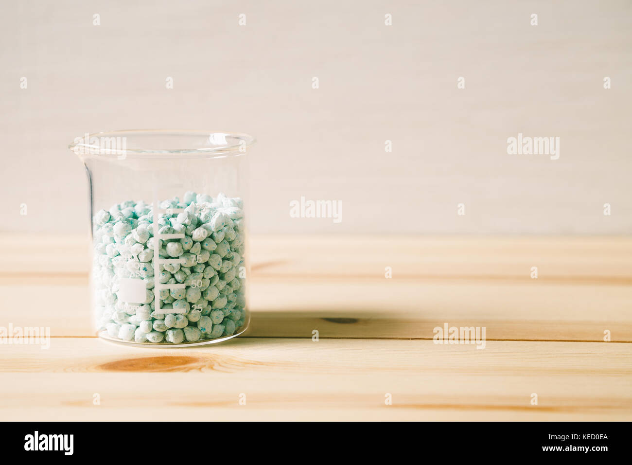 Wissenschaft Experiment, Labor Becher auf hölzernen Schreibtisch Stockfoto