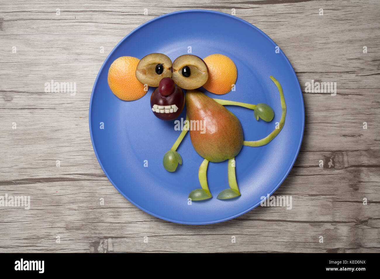 Lustige Obst Affe auf Blech und Holz Hintergrund Stockfotografie Alamy