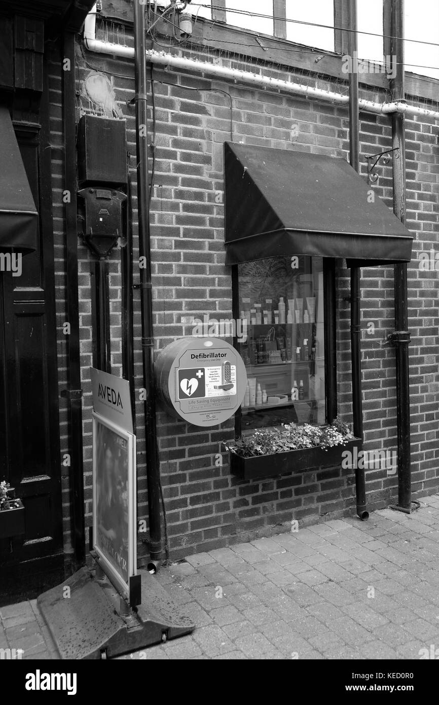 Juni 2017 – lebensrettende Defibrillatoren an den Wänden einer belebten Straße in Thame Oxfordshire, Stockfoto
