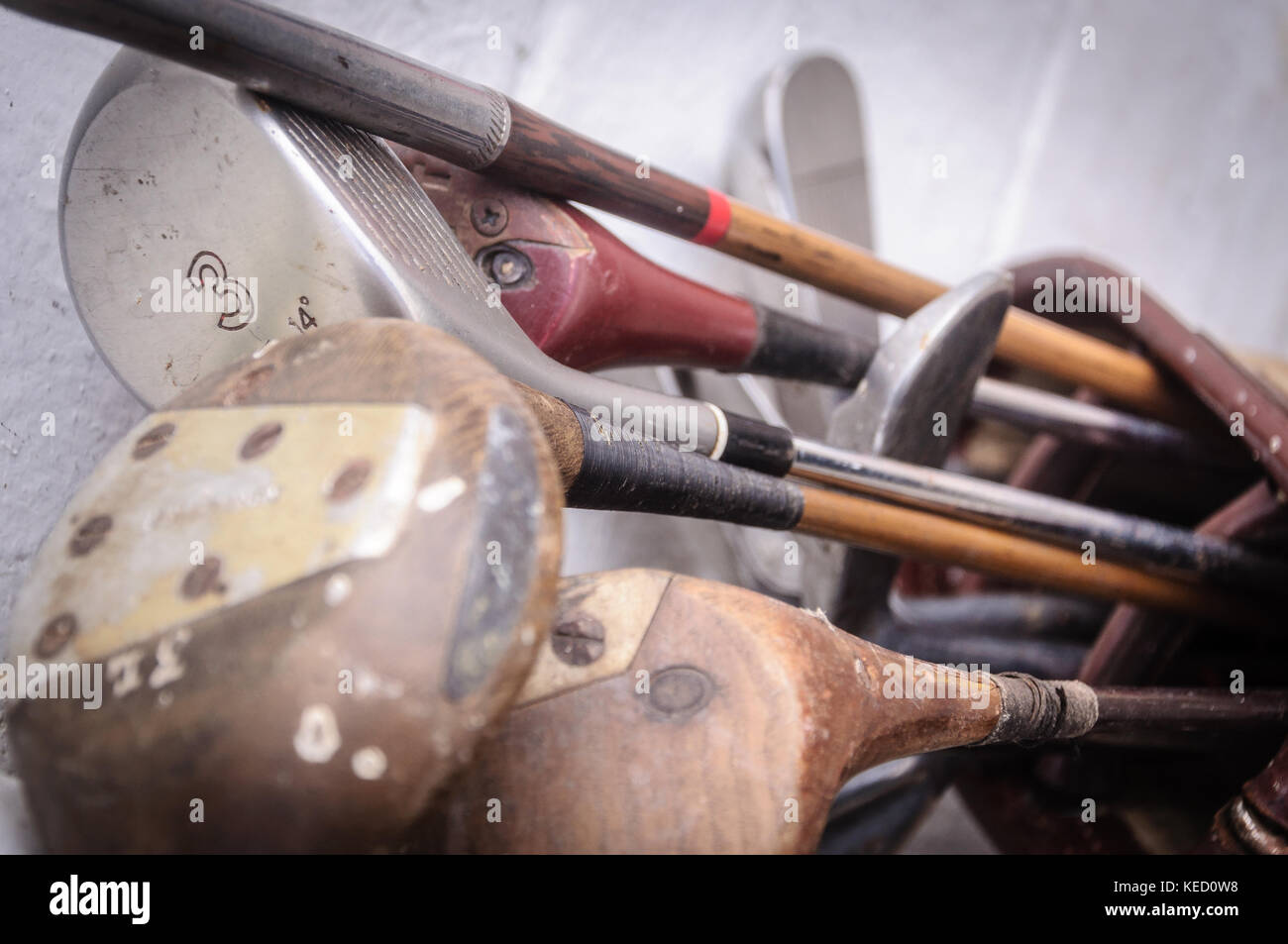 Vintage abgenutzt Golf Clubs von der Nutzung zurückgezogen Stockfoto