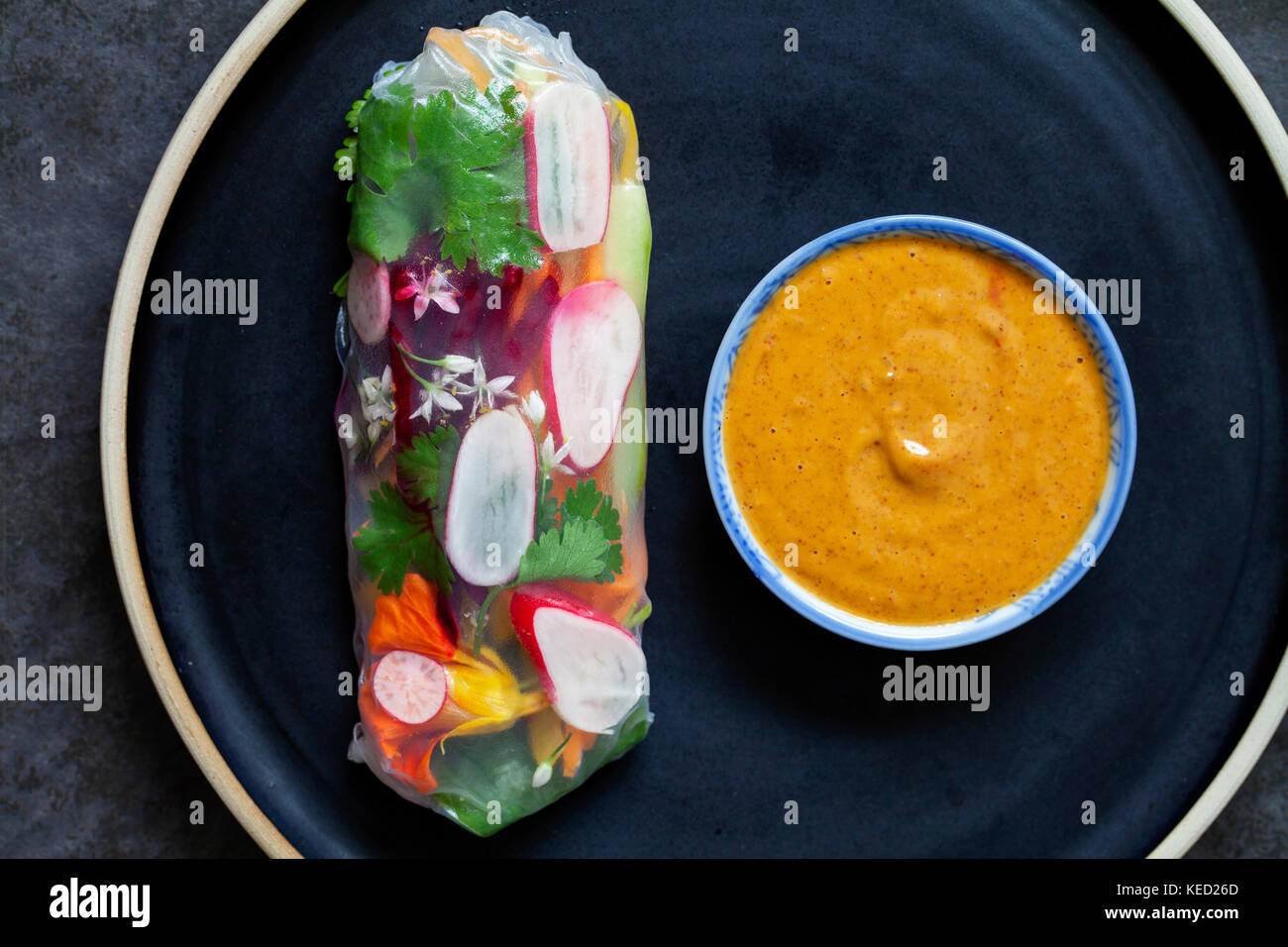 Vegan Reis Papierrollen mit Erdnussbutter Sauce Stockfoto